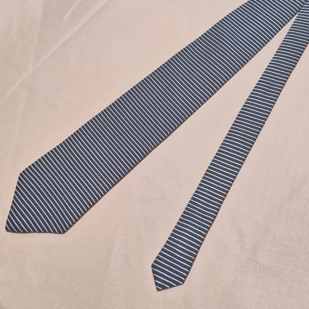 Peter Thomas by Superba Black and White Striped 100% Silk Tie. Dry Cleaned.